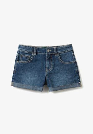 Pantalones cortos de denim en azul oscuro con dobladillo enrollado, que cuentan con bolsillos frontales y cierre de botón de metal. Textura suave con ligeros desgastes.