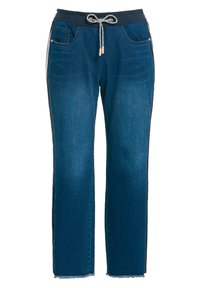 Pantalones jogger de denim azul oscuro con cintura elástica, cordón, dos bolsillos delanteros y raya lateral en contraste, dobladillo deshilachado.
