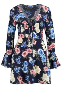 Kukallinen mekko tummansinisellä pohjalla, jossa on pitkät hihat. Mukana vaaleanpunaisia, sinisiä ja kermaisia kukkia. V-pääntie solmittavalla yksityiskohdalla ja leveällä hihansuulla.