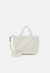 Borsa bianca con design a rombi diagonali, materiale morbido, doppi manici superiori, tracolla rimovibile e dettaglio del logo sul lato.