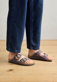 ARIZONA BIG BUCKLE LEOI LAVENDER HEX NARROW - Sandaler - lavender