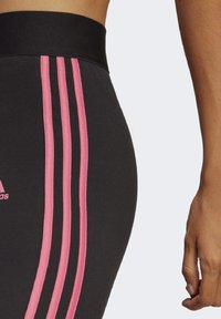 adidas Sportswear ESSENTIALS 3 STRIPES LEGGINGS - Pajkice - black   pulse magenta