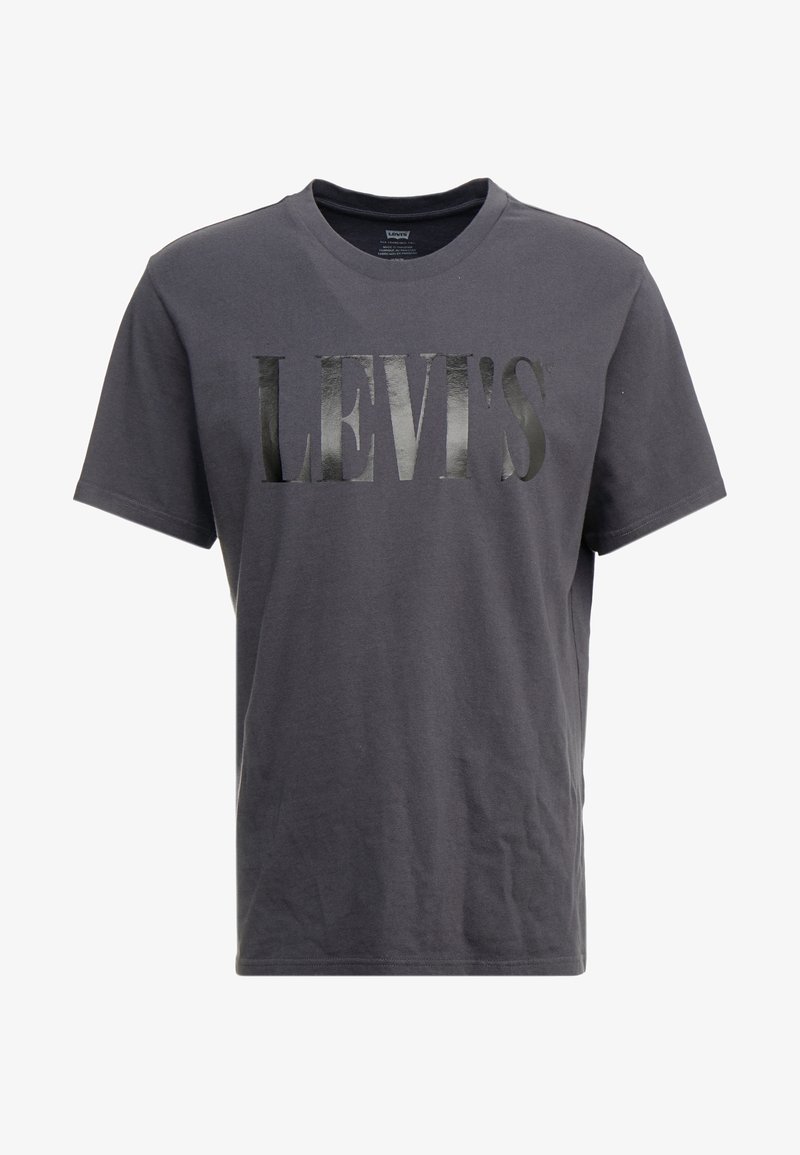 T-shirt en coton gris foncé à manches courtes et col rond, présentant un logo noir brillant "LEVI'S" imprimé de manière proéminente sur le devant.