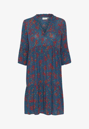 Sinine lilleline kleit, millel on punased ja rohelised mustrid. Omab V-kaelust, volangidega kaelust ja kolmveerandvarrukaid. Kihtide disain.