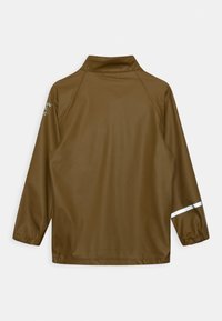 Giacca marrone idrorepellente con colletto alto, maniche lunghe, polsini elastici e una striscia riflettente sulla manica sinistra. Tessuto liscio.