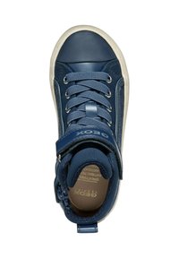 Zapatilla alta hecha de cuero y malla en color azul marino, con suela de goma blanca, punta redonda, cierre de cordones en el frente y correa ajustable con logo.