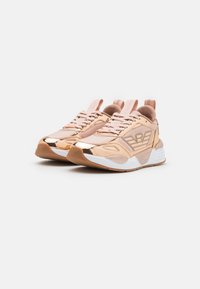 Różowe i metaliczno-złote sportowe sneakersy z siateczkowymi i syntetycznymi materiałami, zaokrąglony nos, teksturowane akcenty oraz biała podeszwa.