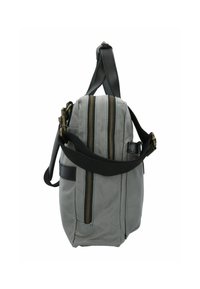 Bolsa mensajera de tela gris con correa negra, dos cremalleras verticales, herrajes de latón y acentos de cuero, vista lateral.
