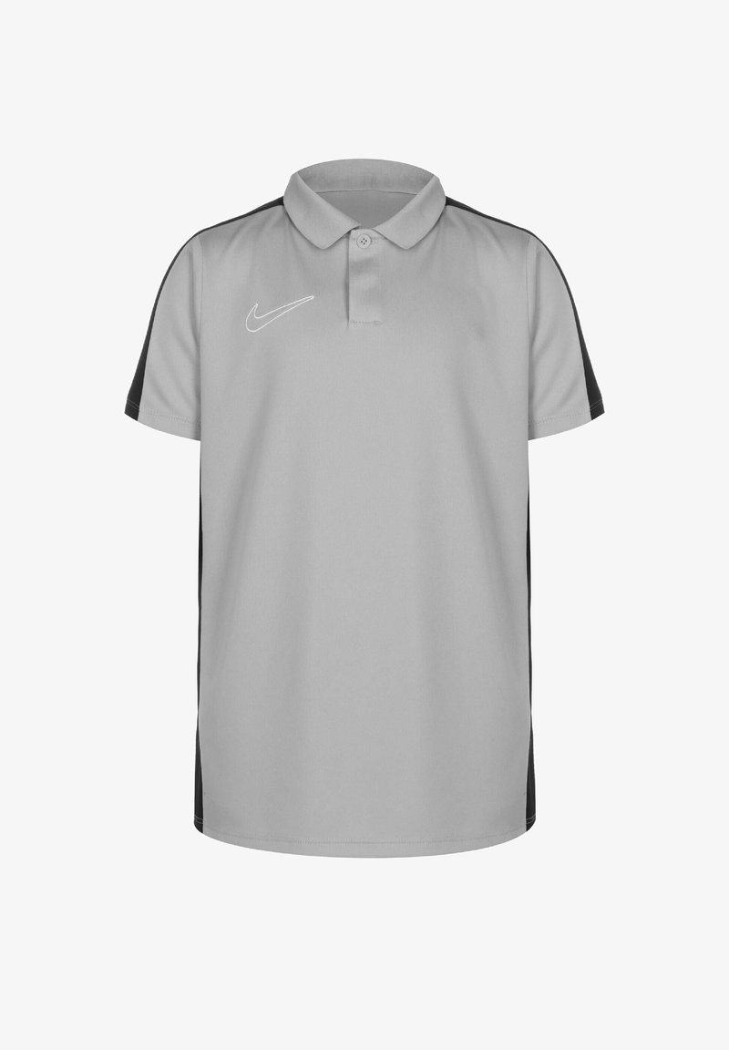Polo gris avec un accent noir sur les épaules, comportant une patte de boutonnage à deux boutons et un logo Nike blanc sur la poitrine. Texture de tissu douce.