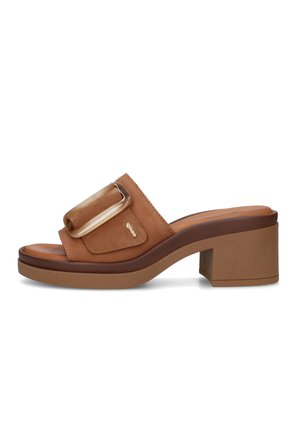 Sandalo mule marrone con punta aperta e tacco a blocco, cinturino largo con fibbia traslucida oversize e piccolo logo metallico sul lato.