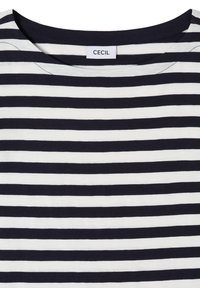 Gros plan sur un t-shirt à rayures horizontales noires et blanches avec un col rond et une étiquette de marque "CECIL" au niveau du col.