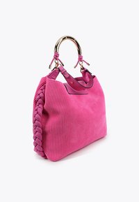 Grande borsa rosa strutturata con dettaglio laterale intrecciato e manici in tonalità oro, presentata su uno sfondo bianco semplice.