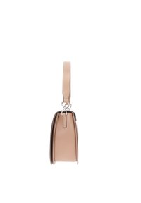 Bolso de mano de piel beige con una forma estructurada, base plana y un solo asa en la parte superior. Presenta costuras sutiles y detalles de metal.