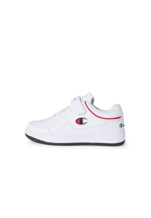 Weißer Low-Top-Sneaker mit schwarzer Sohle, roter Umrandung, Klettverschluss und Champion-Logo an der Seite und Ferse.