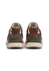 Sneaker in camoscio marrone con accento in pelle color tan, colletto imbottito e suola in gomma grigia e arancione. Presenta un dettaglio del logo sul tallone.