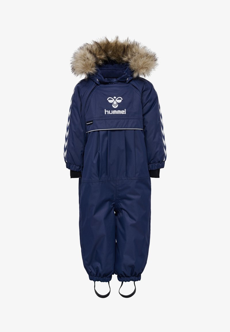 Marineblauwe sneeuwoverall met een capuchon gevoerd met nepbont, elastische manchetten en logo. Bevat een rits en verstelbare enkelriemen voor een veilige pasvorm.