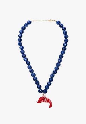 Naszyjnik z dużymi, błyszczącymi ciemnoniebieskimi koralikami i medalionem z delfinem w czerwono-białe paski na złotym łańcuszku z zapięciem.