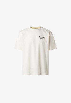T-shirt bianca a maniche corte con colletto rotondo e testo "NORTH SAILS" logo sul lato sinistro del petto.