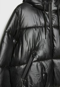 Stradivarius PUFFER - Zimska jakna - black