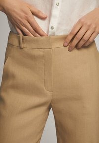 Massimo Dutti Spodnie materiałowe