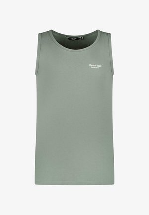 Mouwloos groen tanktop gemaakt van zachte stof. Heeft een ronde halslijn en lichte witte tekst met "Denim dept. Cars Jeans."