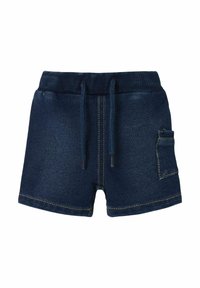 Shorts de denim con un lavado azul oscuro, cintura elástica, cordón, bolsillo lateral y detalles de costura en contraste.