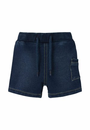 Shorts in denim con lavaggio blu scuro, con vita elastica, cordoncino, tasca laterale e dettagli di cucitura a contrasto.