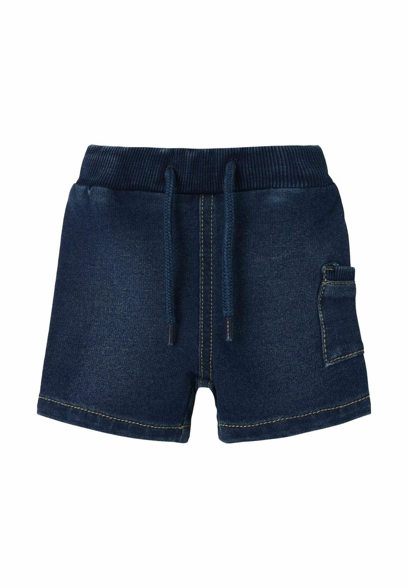 Shorts de denim con un lavado azul oscuro, cintura elástica, cordón, bolsillo lateral y detalles de costura en contraste.