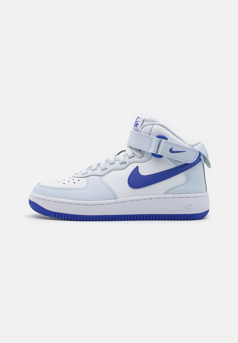 Sapatilhas Nike Air Force 1 em branco, com detalhes em azul claro e roxo. Apresentam um design de meia altura, fecho com atacadores e sola de borracha.