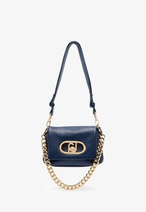 Granatowa skórzana torebka z złotymi akcentami łańcucha, owalnym zapięciem z logo oraz odpinanym paskiem na ramię, z teksturowaną powierzchnią.