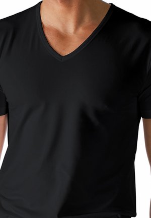 Schwarzes Kurzarm-V-Ausschnitt-T-Shirt, glatte Textur, taillierte Passform, minimale Nähte, saubere Kanten, leichtes Material. Keine sichtbaren Muster oder Akzente.