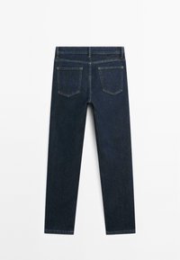 Mörkblå denimjeans med en åtsittande design, femficksstil och synliga sömnadsdetaljer på baksidan och fickorna. Slät textur.
