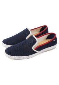 Marine mesh instappers met rode en witte accenten. Textiele bovenkant met een geweven patroon, rubberen zool en gevoerde binnenvoering.