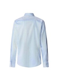 Camicia a maniche lunghe azzurra chiara in cotone, con una texture sottile, colletto con bottoni e orlo arrotondato. La vista posteriore mostra i dettagli dei bottoni.