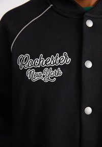 Champion Rochester FIELD OF PLAY - Užtrauktuku užsegamas treningas - black