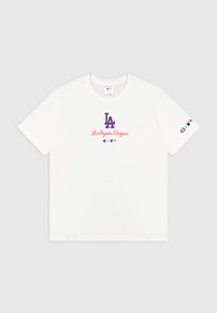 Witte katoenen t-shirt met "LA" logo en "Los Angeles Dodgers" tekst in marineblauw en rood. Korte mouwen met logo op de mouw. Klassieke pasvorm.