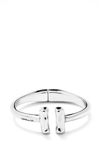 Bracelet manchette en métal argenté avec un design élégant à extrémités ouvertes, présentant deux accents tubulaires arrondis à chaque extrémité. Finition polie.