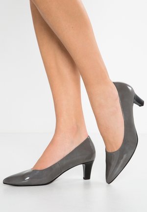 Grijze patenten leren hoge hakken met een spitse neus en een kleine blokhak, voorzien van een gladde, glanzende oppervlakte en een minimalistisch ontwerp.