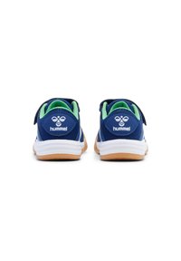 Baskets de sport bleues avec des accents verts, tige en maille, semelle intermédiaire blanche et semelle en caoutchouc ; se caractérisent par des bandages Velcro et un logo sur le talon.