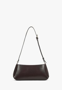 Ciemnobrązowa skórzana torba na ramię o zaokrąglonym kształcie, z regulowanym paskiem i minimalistycznym designem. Gładka faktura bez widocznych elementów metalowych.