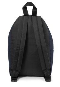 Marineblauer Rucksack mit gepolsterten schwarzen Trägern, rechteckiger Form, glatter Textur und oberem Griff zum Tragen. Entwickelt für Komfort und Langlebigkeit.