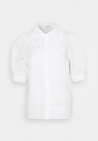 Hvid kortærmet skjorte med en stor, flæset krave og knaplukning, med puffede ærmer og en glat tekstur.