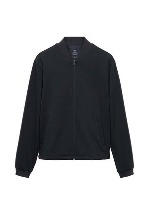 Chaqueta negra de cremallera, hecha de material suave, con cuello alzado, mangas largas y dos bolsillos laterales. Textura suave, diseño minimalista.
