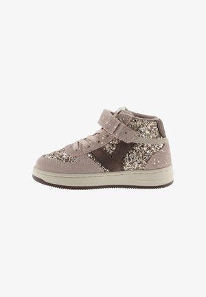 Baskets montantes en daim rose avec des panneaux pailletés, lacets à l'avant, bride Velcro et semelle beige.