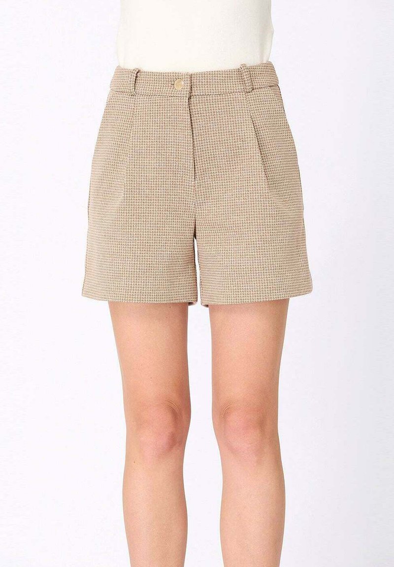 Shorts à carreaux beiges avec plis, fermeture à bouton et poches latérales. Fabriqués en tissu tissé, avec un design ajusté et structuré.