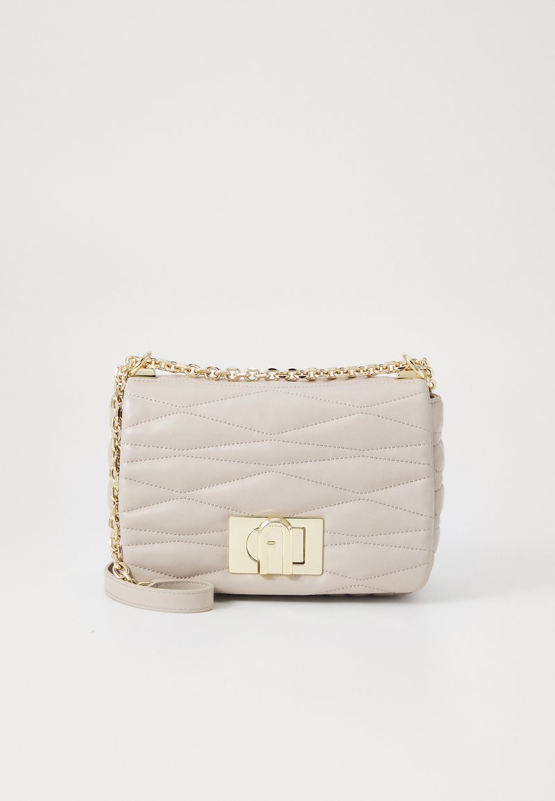 Borsa beige trapuntata con hardware dorato, dotata di una chiusura rettangolare e di una tracolla a catena. Texture liscia e forma rettangolare compatta.