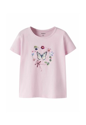 Jasnoróżowy t-shirt z krótkim rękawem, z kwiatowym wieńcem otaczającym motyla i różową kokardą na środku przodu.