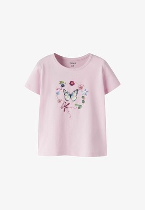 Lichtroze T-shirt met korte mouwen, met een bloemenkrans rondom een vlinder en een roze lintstrik in het midden aan de voorkant.