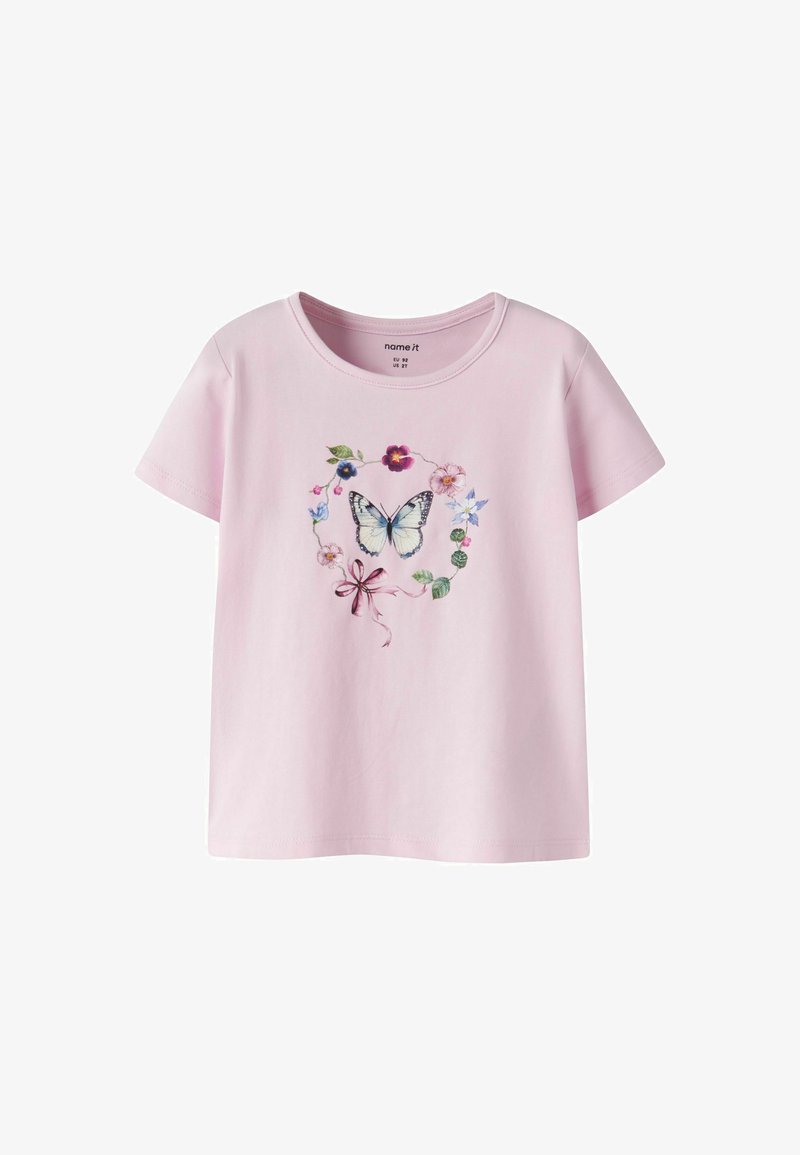 T-shirt rose clair à manches courtes avec une couronne florale entourant un papillon et un nœud en ruban rose au centre devant.