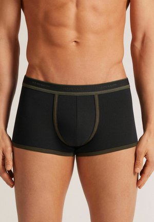 Schwarze Boxershorts mit olivgrünem Bund und Nähten. Hergestellt aus glattem Stoff mit einer konturierten Tasche für Unterstützung.